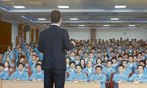 注重科研合作、汇聚人才